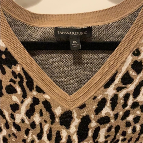 Banana Republic Leopard V-neck Sweater - Picture 3 of 4